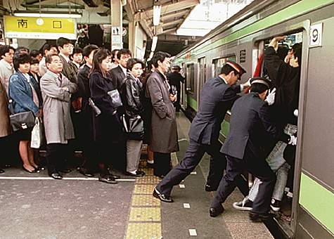 Tokyo subway.  Photo from the Internet.
